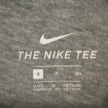 Charger l&#39;image dans la galerie, T-SHIRT NIKE GRIS BASIC S
